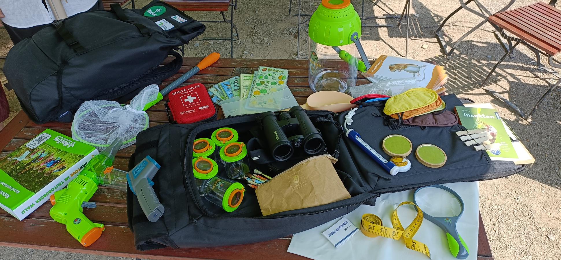 Der ausgeklappte Naturerlebnisrucksack mit all seinen Umweltbildungsmaterialien