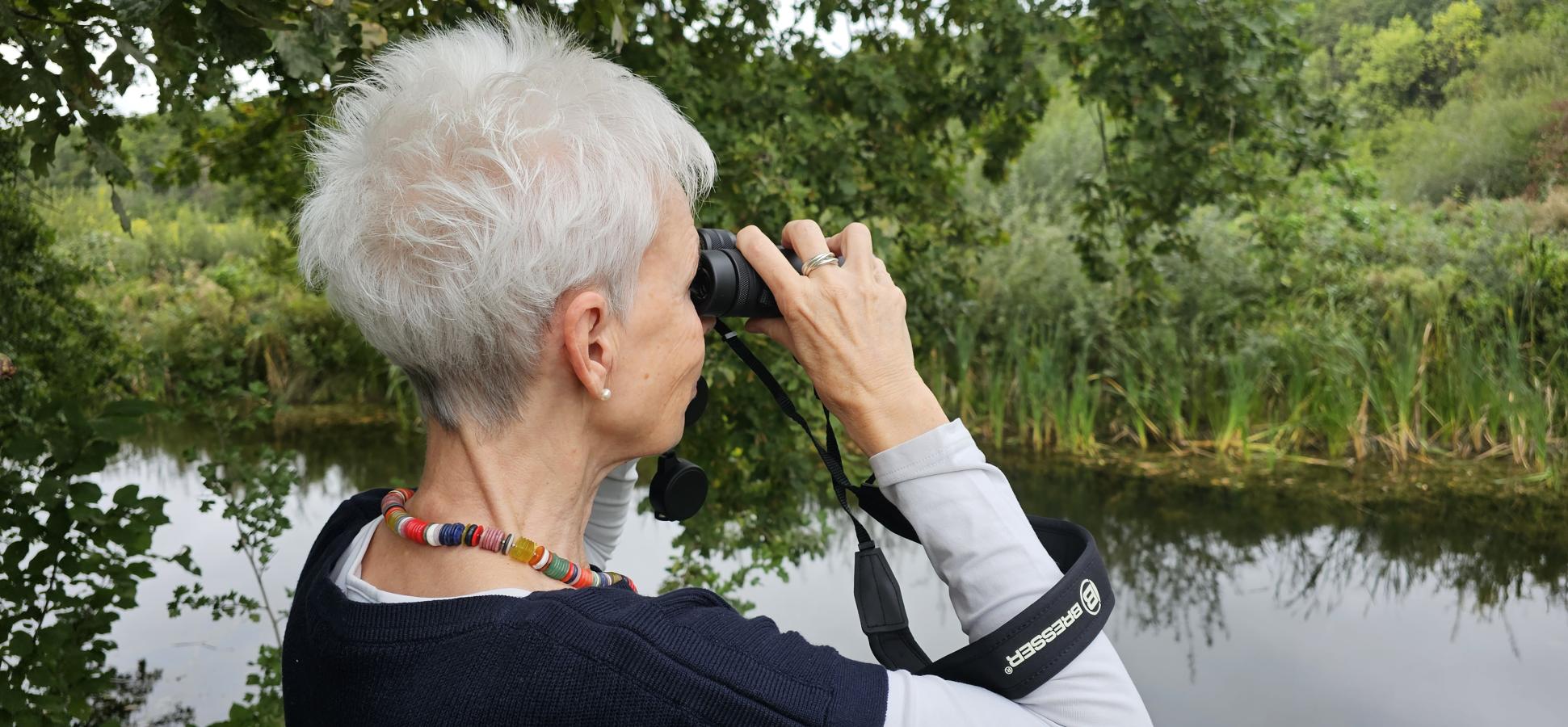 Mit dem Fernglas kann man super die Natur am Teich beobachten.