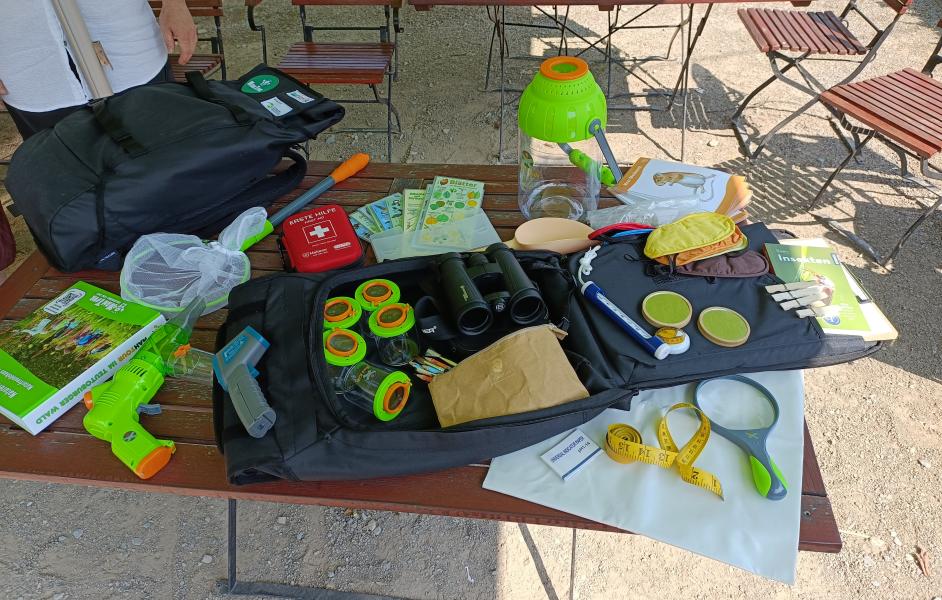 Der ausgeklappte Naturerlebnisrucksack mit all seinen Umweltbildungsmaterialien