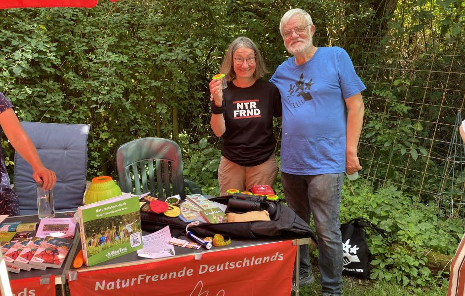 Projektreferentin Renate Pfeifer und Ortsgruppenvorsitzender Bernhard Bergmann am NahTour-Infostand