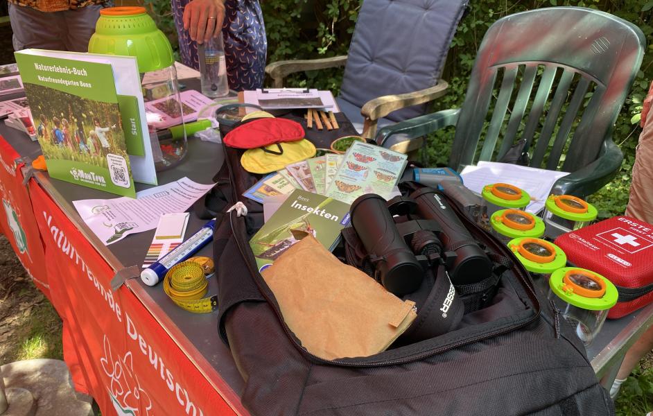 Der ausgeklappte Naturerlebnisrucksack mit all seinen Umweltbildungsmaterialien