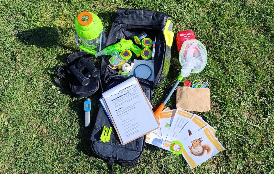 Der aufgeklappte Naturerlebnisrucksack mit all seinen Materialien