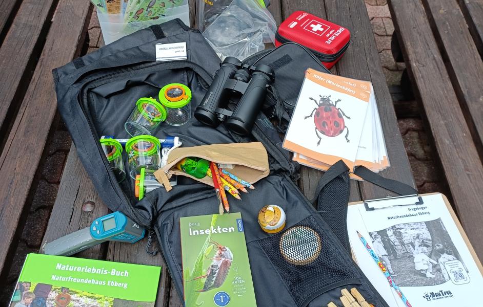 Der aufgeklappte Naturerlebnisrucksack mit all seinen Materialien