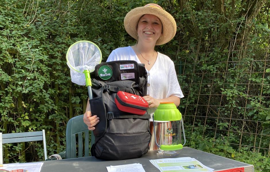 Projektreferentin Adriana August präsentiert den NahTour-Erlebnisrucksack Bonn