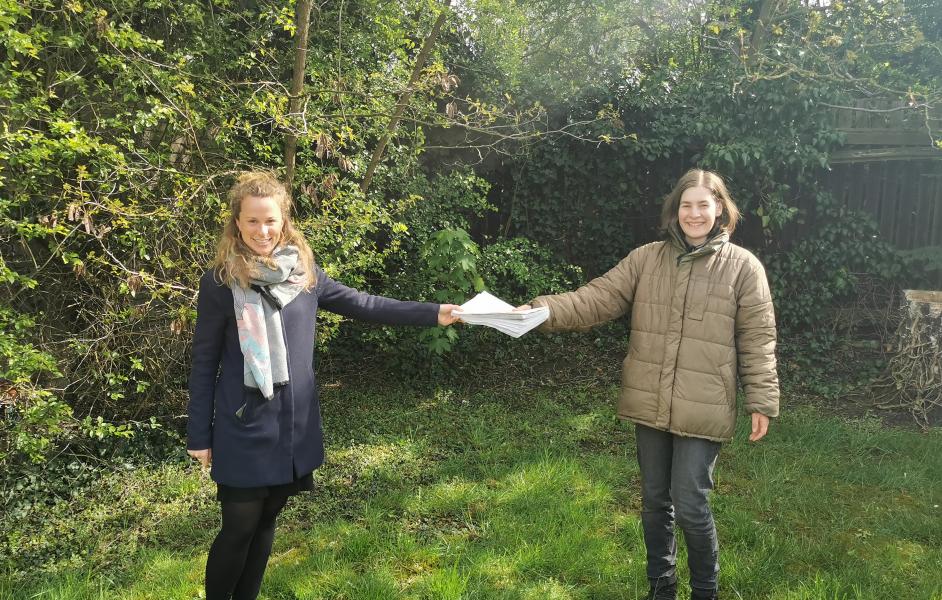 Christine Loges von der Volksinitiative (links) und Farina Graßmann vom Projekt ProInsekt (rechts)