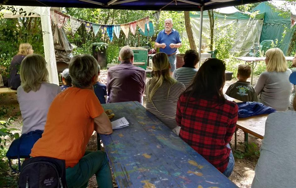 Imker Carli erklärt was in einem Bienenstock vor sich geht