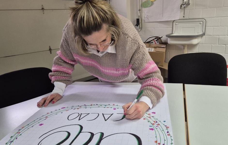 Marie gestaltet ein Flipchart-Papier für einen Workshop