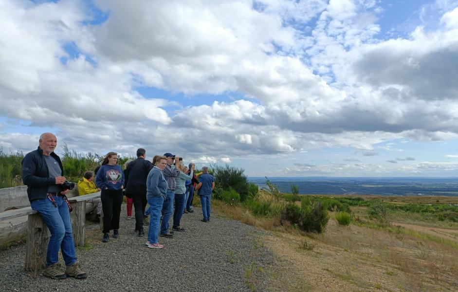 Die Exkursionsgruppe hat von der Goldene Aue aus einen weiten Blick über das Rheinische Braunkohlerevier