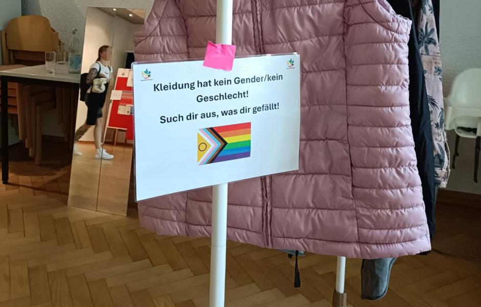 Schild: Kleidung kennt kein Gender