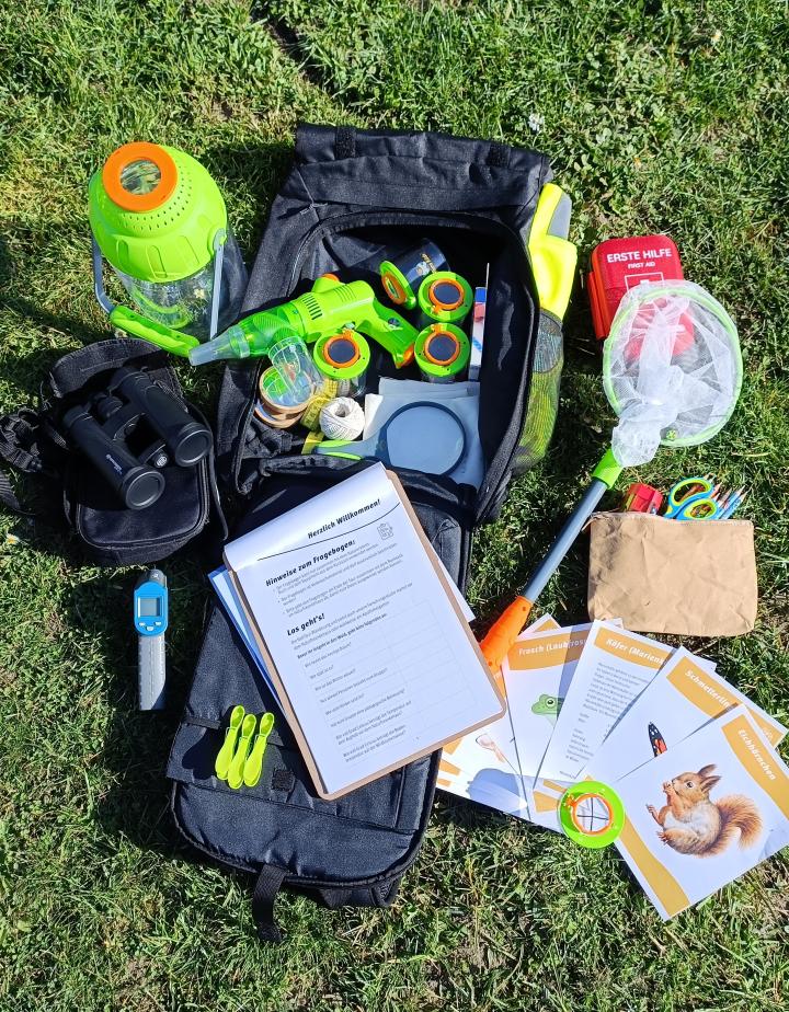 Der aufgeklappte Naturerlebnisrucksack mit all seinen Materialien