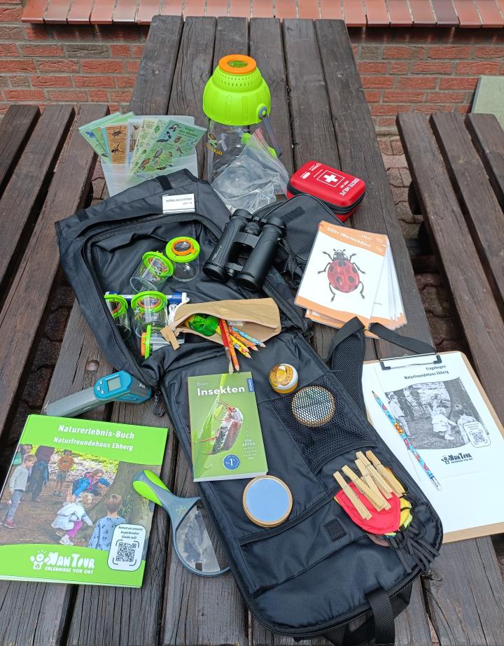 Der aufgeklappte Naturerlebnisrucksack mit all seinen Materialien