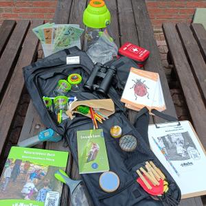 Der aufgeklappte Naturerlebnisrucksack mit all seinen Materialien