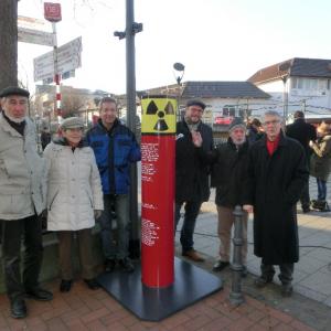 Mitglieder der NaturFreunde Herzogenrath-Merkstein vor der Säule